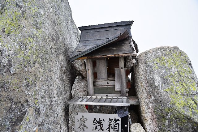 宝剣岳山頂の祠