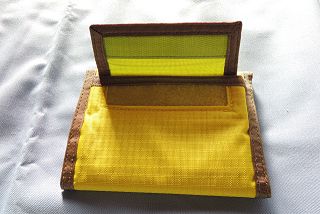 小銭入れは面テープで開閉