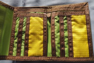 内側、カード入れ