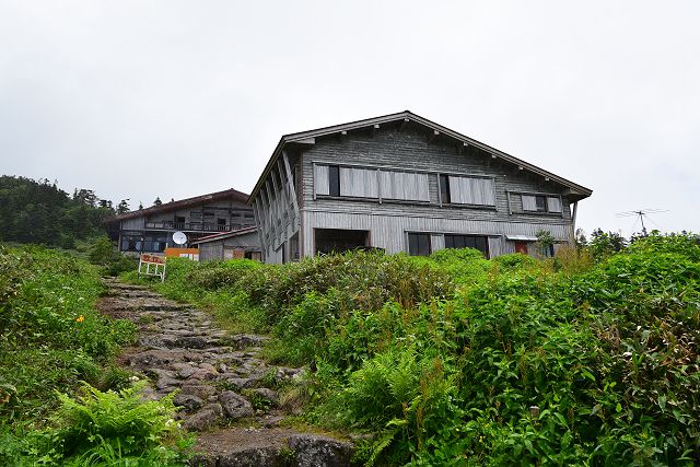 トンビ岩コース分岐から見上げた南竜休憩所と南竜山荘