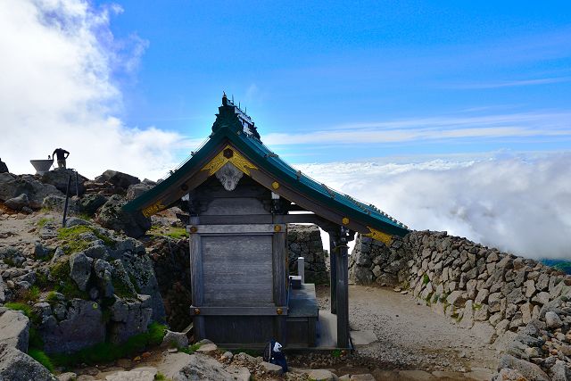 白山奥宮 祠