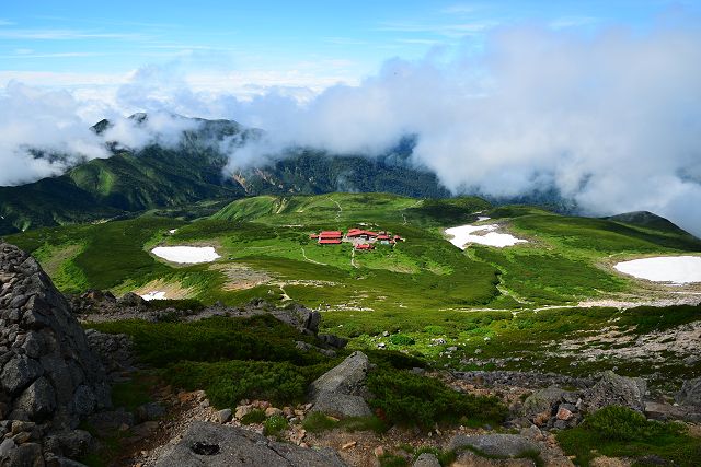 御前峰から眺めた白山室堂平