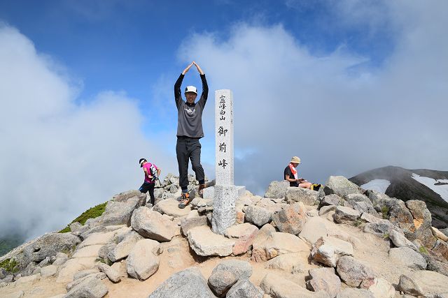 御前峰で記念撮影