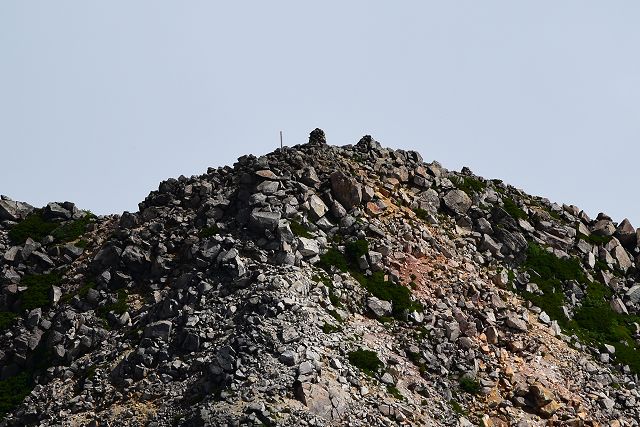 剣ヶ峰の山頂にある石積