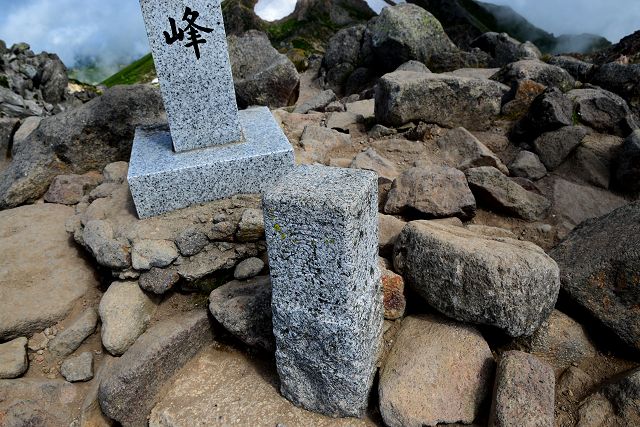 一等三角点「白山」の柱石