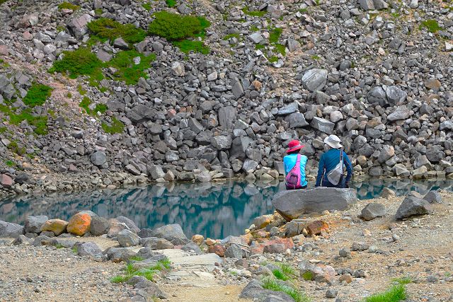 紺屋ヶ池を眺める山ガール