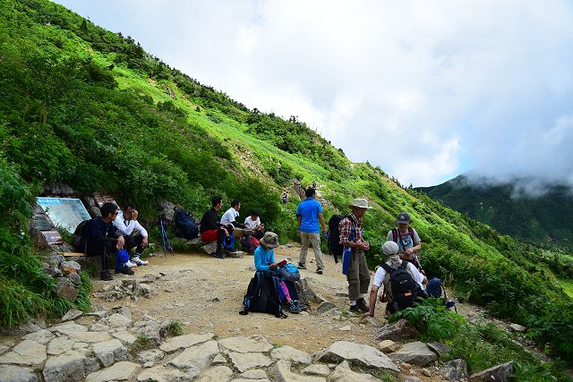 南竜道分岐の広場で休憩する登山者たち