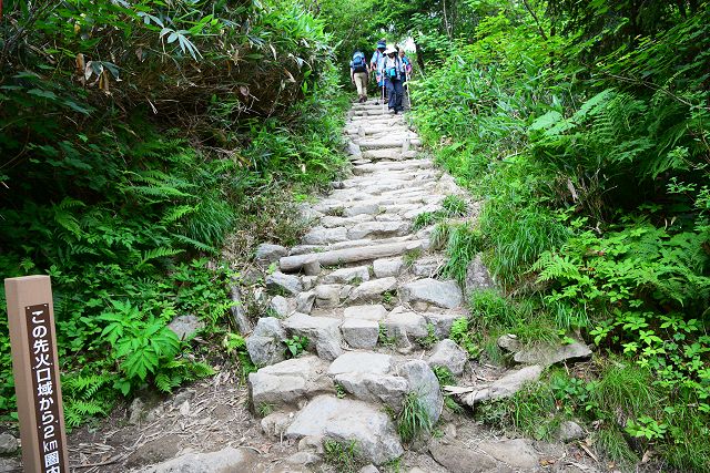 この先火口域から2㎞圏内から室堂方向への登山道