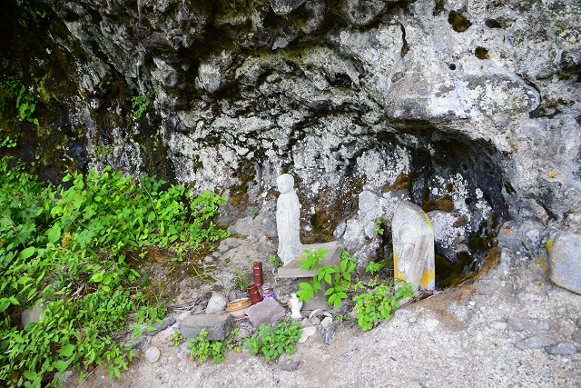 百間長屋にある石像2体と石祠