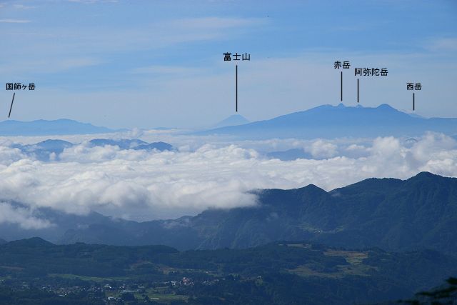 百間長屋からの眺め、国師ヶ岳～富士山～八ヶ岳