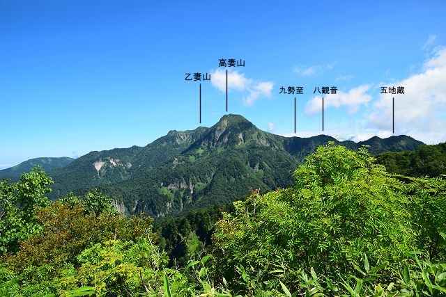 八方睨から北を見ると戸隠連峰の最高峰「高妻山」が見えます