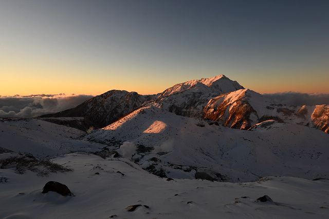 雪化粧した夕暮れ時の大日連山