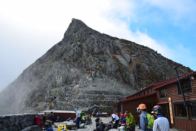 穂高岳山荘から奥穂高岳への最初の難関となる岩場