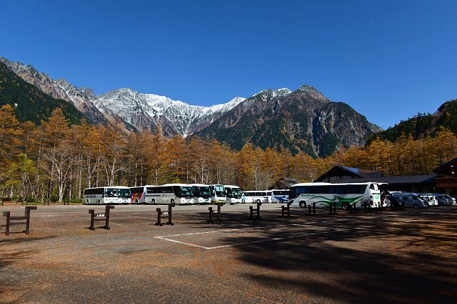 晩秋の上高地バスターミナル