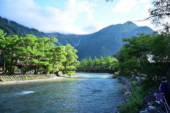 「河童橋と梓川に穂高連峰」って写真を撮ろうとした・・・が技量不足