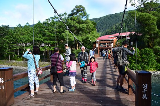 朝7時頃でもそれなりに人がいる河童橋