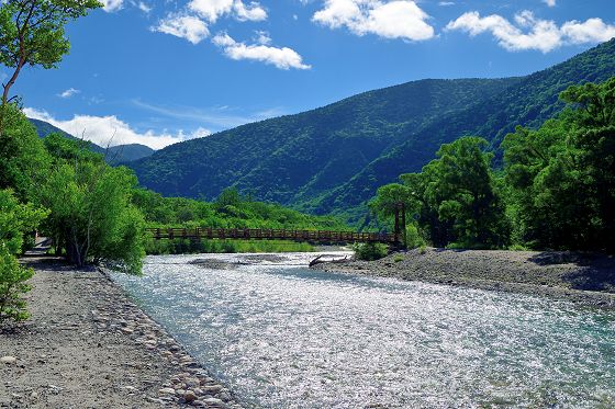 梓川右岸の下流側から見た明神橋