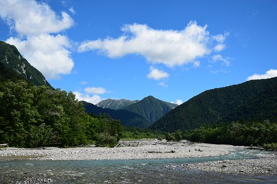 梓川の上流を眺める