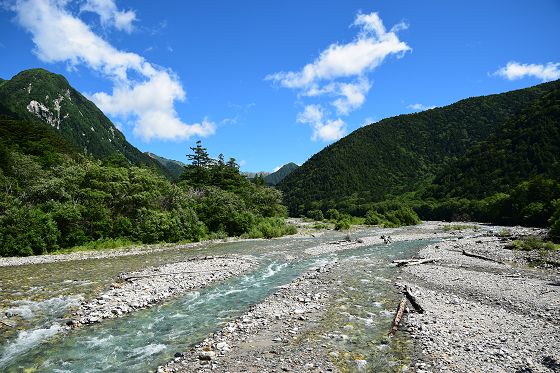 新村橋から梓川の上流を眺める