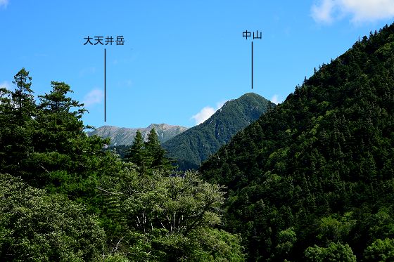 新村橋から眺めた大天井岳と中山