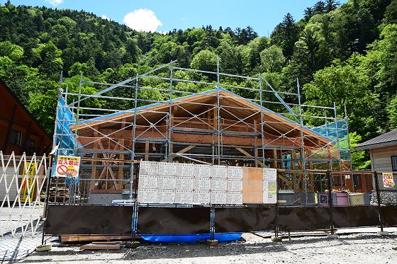 建築中の建物