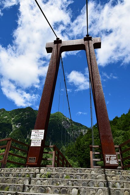 横尾大橋の主塔に青空