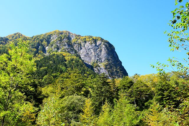 横尾岩小屋跡付近から眺めた屏風岩の絶壁