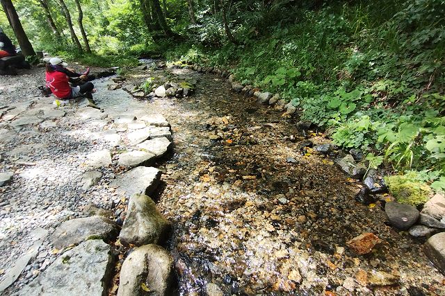 小屋前を流れる沢