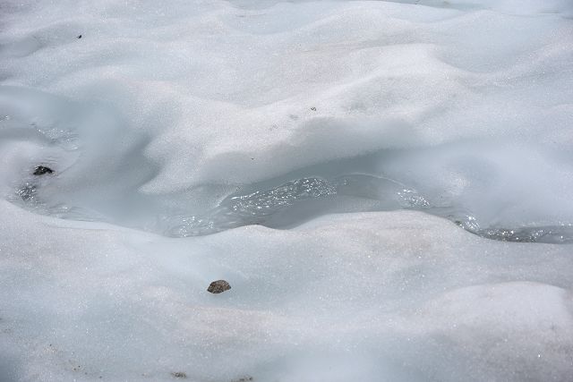氷河を流れる水