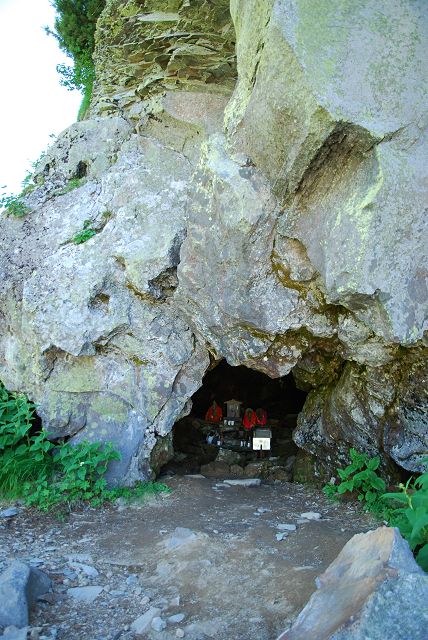 岩崖の下にあるので頭上注意