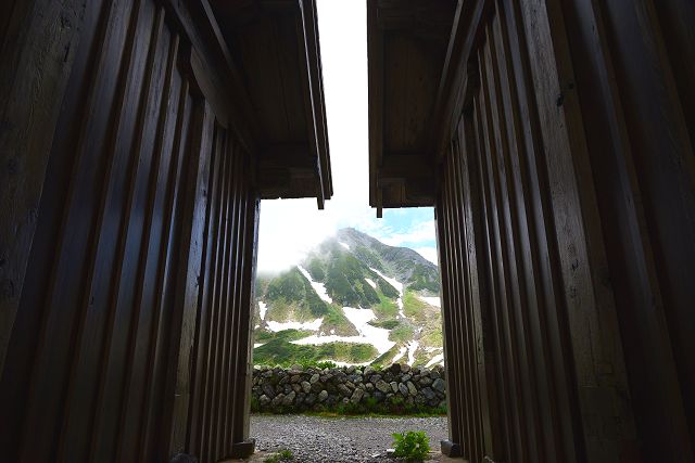 立山室堂の北棟・南棟の間から見た立山・雄山