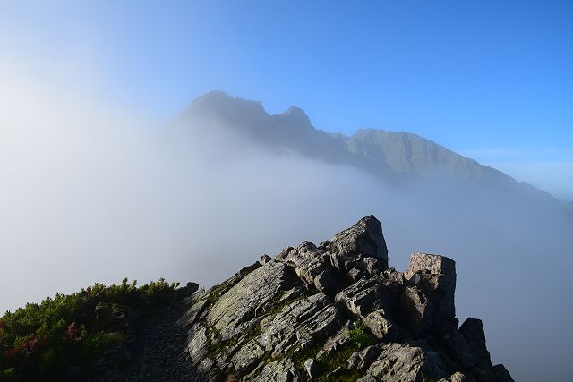 ガスにけぶる北穂高岳