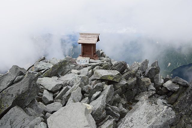 槍ヶ岳山頂の祠