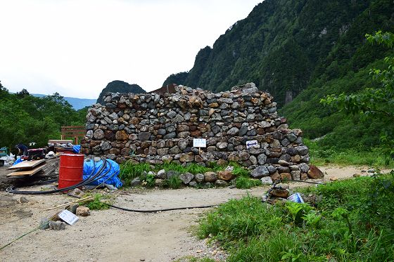 かつての槍沢ロッジの名残り、石垣