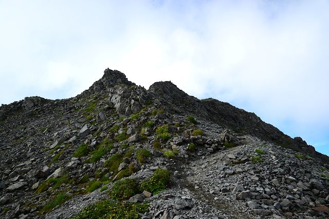 飛騨乗越から大喰岳への登山道から見上げた大喰岳