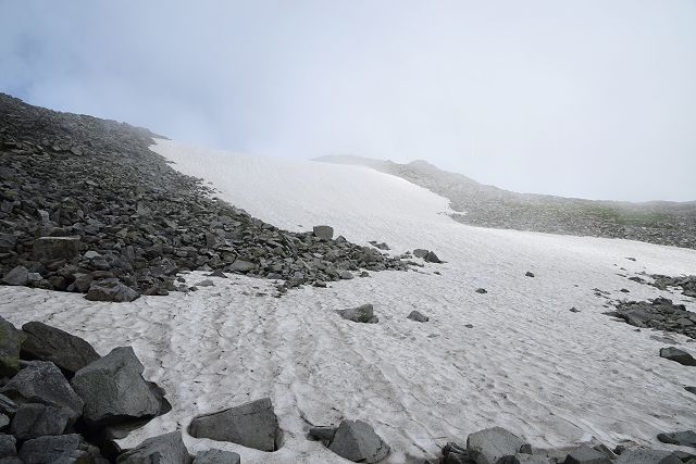 中岳南 雪渓の水場