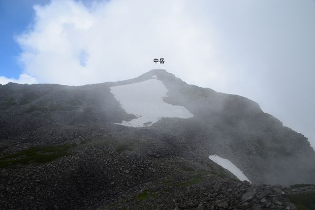 中岳と雪渓