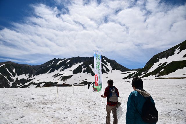 幟を先頭にぞろぞろ、立山室堂山荘へ向かいます。