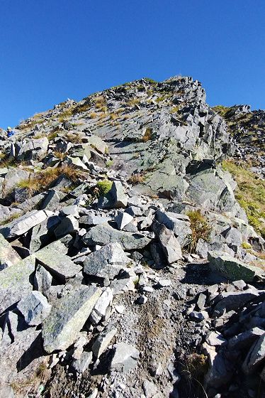 西穂高岳 山頂の南斜面、逆相スラブ