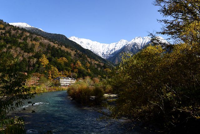 田代池から眺めた冠雪の穂高連峰