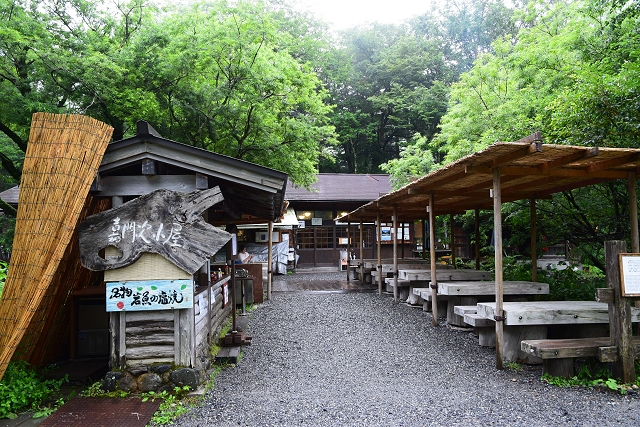 朝の「嘉門次小屋」、開店前