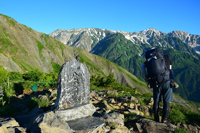 「妙法 白馬大竜王 八大竜王 白雪姫弁才天」の石碑と白馬三山