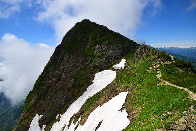 唐松岳頂上山荘の南にある2645mピーク