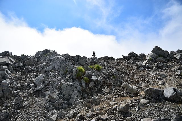 登山道はピークの西側