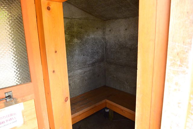 避難小屋の内部