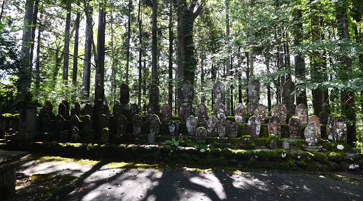 閻魔堂の石仏群