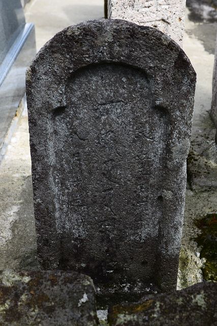 宝泉坊の板石標、芦峅寺最古の石造物