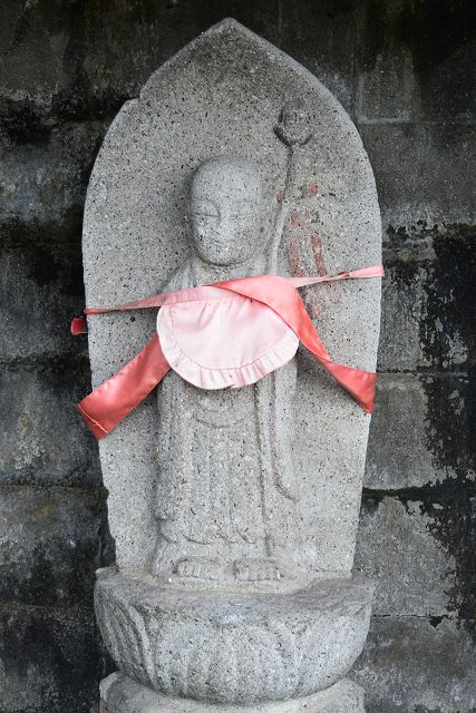 左側の地蔵菩薩立像