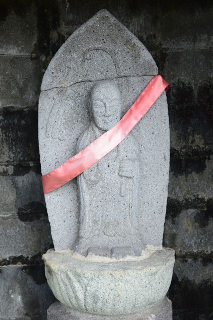 右側の地蔵菩薩立像