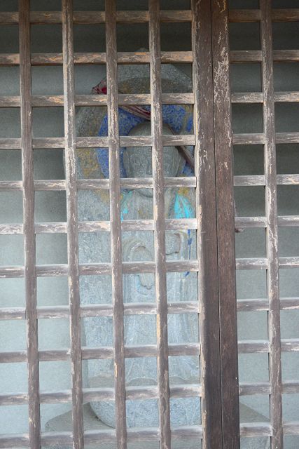 右側の地蔵菩薩立像